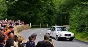 Foran en tusindtallig tilskuerskare kører Heino Mejer sin vilde Volvo op ad Munkebjerg som løbets hurtigste mand.