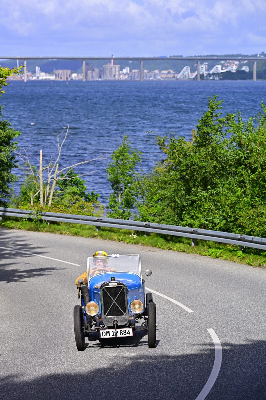 Med Vejle Fjord som en malerisk kulisse kører Per Nielsen fra Slangerup sin 101 år gamle Salmson VAL 3 op ad bjerget.