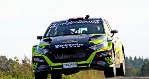 Simon Vallentin og Karsten Isaksen var flyvende i Rally Midtsjælland i deres Hyundai i20N, her hen over en bakketop ved Skee (foto: Allan Post Christiansen).