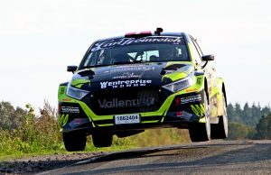 Simon Vallentin og Karsten Isaksen var flyvende i Rally Midtsjælland i deres Hyundai i20N, her hen over en bakketop ved Skee (foto: Allan Post Christiansen).