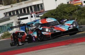 De fem første afdelinger i årets European Le Mans Series har været svære og meget udfordrende for Mikkel Gaarde Pedersen. Han har deltaget i Ginettas nye og uprøvede bil i LMP3-klassen, hvor resultaterne har været beskedne, men han fik en fantastisk sæsonafslutning, da årets sjette løb i serien blev kørt på Portimao-banen i Portugal. Det endte med en flot tredjeplads i LMP3-klassen. Og et par efterfølgende testkørsler.