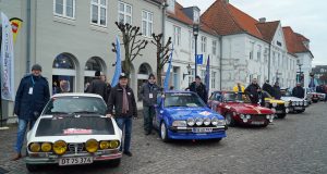 viggo@rallypics.dk Vedhæftede filer18. jan. 2026, 12.16 (for 20 timer siden) til viggo Assens, den 18. januar 2026 Kære redaktør, På vegne af TEAM FYNSKE BANK DANMARK, som med fem biler deltager i det 28’ Rallye Monte Carlo Historique, følger herunder presseinformation efter arrangementet PRE-start Assens. De fem danske deltagere i verdens største historiske rally, Rallye Monte Carlo Historique der køres fra d. 29. januar til den 7. februar, blev i forbindelse med PRE-starten sendt afsted mod Frankrig, hvor de deltager i verdens største regularity rally for historiske biler. De danske deltagere kommer fra følgende byer: Odense, Silkeborg, Juelsminde, Horsens, Tune, Charlottenlund, Hillerød og Virum. På vegne af TEAM FYNSKE BANK DANMARK Viggo Johansen, rallypics.dk ___________________________________________________________________________________ Billedtekster til vedlagte billeder: Foto: Viggo Johansen, rallypics.dk #1 Team Fynske Bank er her linet op på torvet i Assens i forbindelse med eventet – PRE-start i Assens. (Foto: Viggo Johansen)