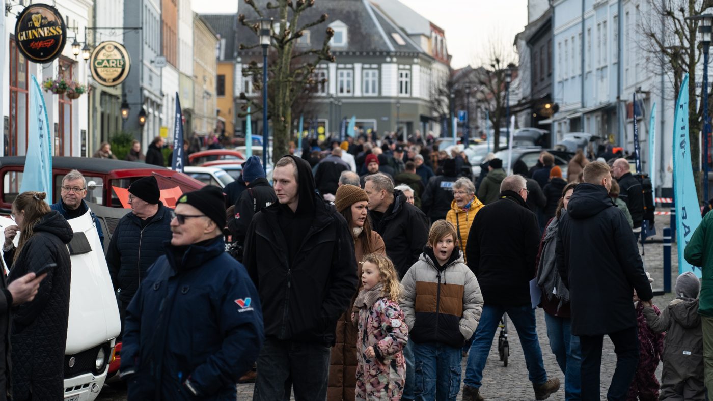 De mange besøgende benytter sig af muligheden for at studere de udstillede biler, og få en god snak med ejerne af de fine biler. (Foto: Viggo Johansen)