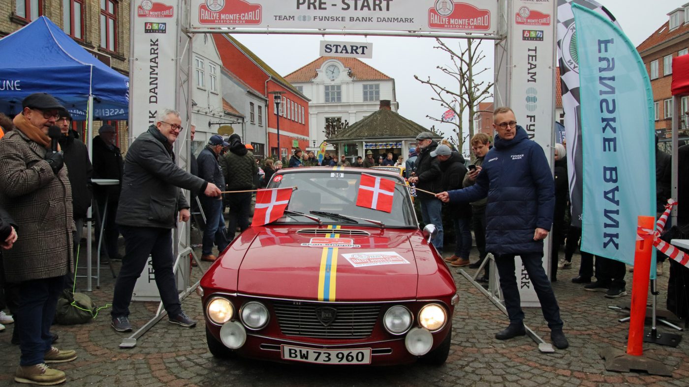 Start nr. 30, Kenneth Kruse Simonsen og Otto Kristensen holder her klar på startrampen, så borgmester Søren Steen Andersen og afdelingsdirektør i Fynske Bank, Assens, René Gramm Jeppesen kan sende dem afsted mod Frankrig. (Foto: Allan Post)