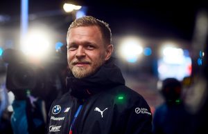 Partnerskabet mellem Admin By Request og Kevin Magnussen fortsætter i 2026, hvor den danske racerkører og Formel 1-stjerne igen skal forsøge at erobre Le Mans-trofæet med tyske BMW M Motorsport.