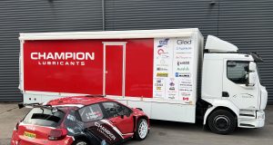 Der er kommet ny dekoration og nye farvekombination på Glad Sports rallybil og servicevogn (foto: Glad Sport).