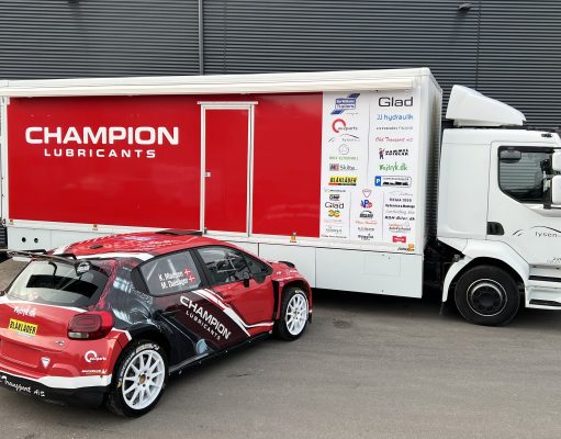 Der er kommet ny dekoration og nye farvekombination på Glad Sports rallybil og servicevogn (foto: Glad Sport).