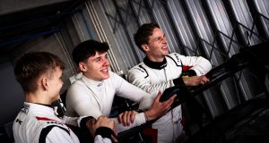 Selected Car Racings rød-hvide Ferrari med Dannebrog på taget er klar til teamets første løb i GT World Challenge Europe. I et felt med hele 59 biler skal det rent danske team op mod internationale stjerner som Le Mans‑vinder Nicklas Nielsen og Formel 1‑køreren Lance Stroll.