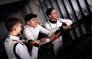 Dansk team klar til international debut Selected Car Racings rød-hvide Ferrari med Dannebrog på taget er klar til teamets første løb i GT World Challenge Europe. I et felt med hele 59 biler skal det rent danske team op mod internationale stjerner som Le Mans‑vinder Nicklas Nielsen og Formel 1‑køreren Lance Stroll.