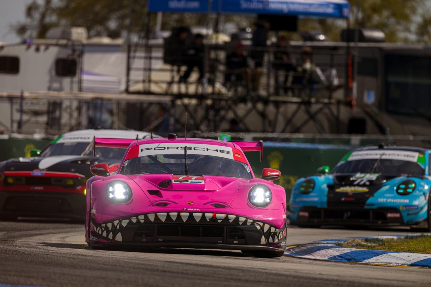 I den lyserøde Roxy – AO Racings Porsche 911 GT3 R Evo – deltager Mikkel O. Pedersen den 18. april i det amerikanske IMSA-løb i Long Beachs gader (foto: AO Racing).