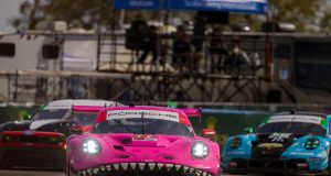 I den lyserøde Roxy – AO Racings Porsche 911 GT3 R Evo – deltager Mikkel O. Pedersen den 18. april i det amerikanske IMSA-løb i Long Beachs gader (foto: AO Racing).