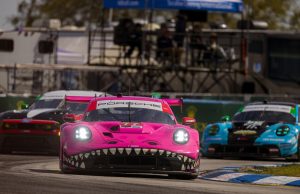 Mikkel O. Pedersen: ”Nu får jeg en check med hjem.” I den lyserøde Roxy – AO Racings Porsche 911 GT3 R Evo – deltager Mikkel O. Pedersen den 18. april i det amerikanske IMSA-løb i Long Beachs gader (foto: AO Racing).