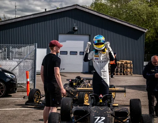 o uger efter debuten på Padborg Park var Nordic 4-feltet tilbage på asfalten, og i tidtagningen tog svenske Richard Olson pole position - sin og Aquila’s første - til weekendens første løb.