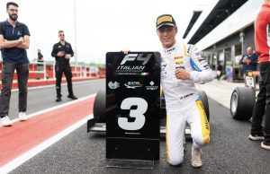 Drømmestart til David Walther: Dobbeltpodie på Misano World Circuit 18-årige David Walther var weekendens helt store overraskelse i sæsonåbneren af Italian F4 Championship, og indtog podiet hele to gange.