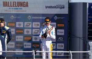 David Walther sikrer endnu et podie i det italienske Formel 4-mesterskab Endnu en gang indtog David Walther det italienske Formel 4-podie efter en flot løbsweekend på Vallelunga-banen.