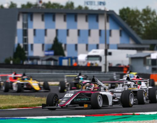 Det danske talentteam sikrede topplaceringer i både Formula 4 Central European Zone og Radical Cup Europe på de europæiske racerbaner.