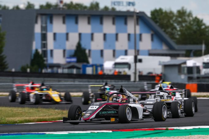Stærk europæisk dobbeltweekend for STEP Motorsport Det danske talentteam sikrede topplaceringer i både Formula 4 Central European Zone og Radical Cup Europe på de europæiske racerbaner.