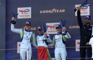 Nyt podium og mesterskabsføring til Mikkel Gaarde Pedersen Mikkel Gaarde Pedersen kom på Imola for anden gang i denne sæson på podiet efter en afdeling af European Le Mans Series, og sammen med sine to teamkammerater – Jose Fernandes Cautela og Alvise Rodella – er han nu tilbage i toppen af tabellen. Men situationen for trioen var en helt anden, da løbsweekenden begyndte i Italien.
