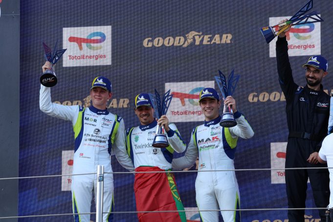 Nyt podium og mesterskabsføring til Mikkel Gaarde Pedersen Mikkel Gaarde Pedersen kom på Imola for anden gang i denne sæson på podiet efter en afdeling af European Le Mans Series, og sammen med sine to teamkammerater – Jose Fernandes Cautela og Alvise Rodella – er han nu tilbage i toppen af tabellen. Men situationen for trioen var en helt anden, da løbsweekenden begyndte i Italien.