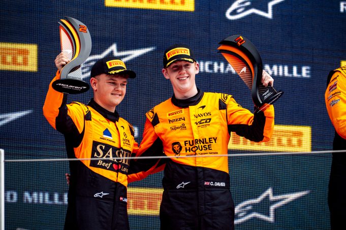 Luca Magnussen bevarede McLaren Trophy-føring i Barcelona