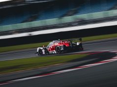 Sebastian Gravlund klar til sæsonens sidste ELMS-kamp Denne uge indtager Sebastian Gravlund den portugisiske racerbane, Autódromo Internacional do Algarve, i Portimão, hvor han skal i aktion til 2026 sæsonfinalen af European Le Mans Series.