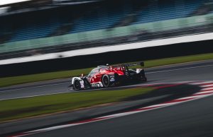 Sebastian Gravlund klar til sæsonens sidste ELMS-kamp Denne uge indtager Sebastian Gravlund den portugisiske racerbane, Autódromo Internacional do Algarve, i Portimão, hvor han skal i aktion til 2026 sæsonfinalen af European Le Mans Series.