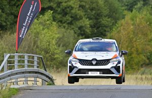 Ungt jysk mandskab vinder DM acob Pallesen og Kasper Pinholt var flyvende i deres Renault Clio Rally5 på de krævende hastighedsprøver i Rally Stoholm. Resultatet blev et danmarksmesterskab i klasse RC5 (foto: Michael Eisenberg).