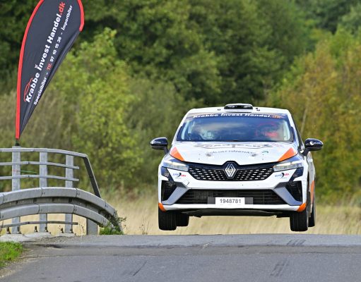 acob Pallesen og Kasper Pinholt var flyvende i deres Renault Clio Rally5 på de krævende hastighedsprøver i Rally Stoholm. Resultatet blev et danmarksmesterskab i klasse RC5 (foto: Michael Eisenberg).