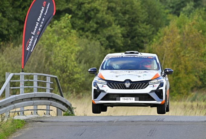 Ungt jysk mandskab vinder DM acob Pallesen og Kasper Pinholt var flyvende i deres Renault Clio Rally5 på de krævende hastighedsprøver i Rally Stoholm. Resultatet blev et danmarksmesterskab i klasse RC5 (foto: Michael Eisenberg).