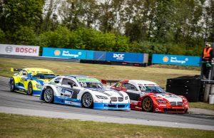 Kampen blandt Super GT’s Am-kørere har været tæt: her er Marco Dahl (22), Mathias Klingenberg (43) og Tino Egeskov (21) i kamp om pladserne (foto: Grippo).