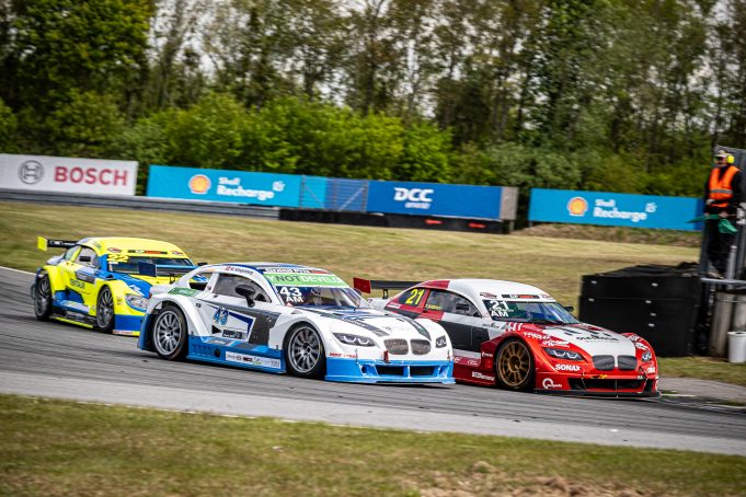 Kampen blandt Super GT’s Am-kørere har været tæt: her er Marco Dahl (22), Mathias Klingenberg (43) og Tino Egeskov (21) i kamp om pladserne (foto: Grippo).
