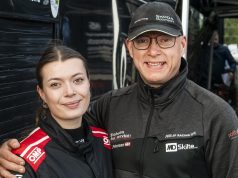 Far og datter duellerer om bronzemedaljen i Rally Stoholm Rikke Pilgaard Petersen og Jan Petersen er datter og far - men også rivaler. ”På flere hastighedsprøver har vi kørt hurtigere end ham, og det har vi drillet ham med,” siger Rikke Pilgaard Petersen (foto: Jokum Tord Larsen).