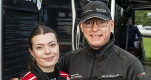 Rikke Pilgaard Petersen og Jan Petersen er datter og far - men også rivaler. ”På flere hastighedsprøver har vi kørt hurtigere end ham, og det har vi drillet ham med,” siger Rikke Pilgaard Petersen (foto: Jokum Tord Larsen).