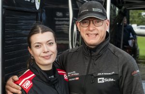 Rikke Pilgaard Petersen og Jan Petersen er datter og far - men også rivaler. ”På flere hastighedsprøver har vi kørt hurtigere end ham, og det har vi drillet ham med,” siger Rikke Pilgaard Petersen (foto: Jokum Tord Larsen).