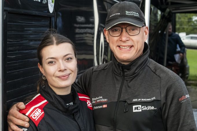 Rikke Pilgaard Petersen og Jan Petersen er datter og far - men også rivaler. ”På flere hastighedsprøver har vi kørt hurtigere end ham, og det har vi drillet ham med,” siger Rikke Pilgaard Petersen (foto: Jokum Tord Larsen).