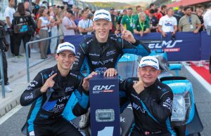 Planen lykkedes:Malthe Jakobsen og APR er ELMS-mestre 2026 Der var kun ét mål for Malthe Jakobsen og holdkammeraterne hos Algarve Pro Racing, Enzo Trulli og Michael Jensen, forud for årets sidste løb i European Le Mans Series. En sejr ville være eneste måde selv at afgøre mesterskabet på uden at skulle forholde sig til konkurrenterne.