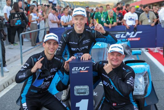 Planen lykkedes:Malthe Jakobsen og APR er ELMS-mestre 2026 Der var kun ét mål for Malthe Jakobsen og holdkammeraterne hos Algarve Pro Racing, Enzo Trulli og Michael Jensen, forud for årets sidste løb i European Le Mans Series. En sejr ville være eneste måde selv at afgøre mesterskabet på uden at skulle forholde sig til konkurrenterne.