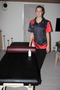 Sportsmassør Anna Engel tager sig af Perfection Racings kørere i 24H of Dubai 2014