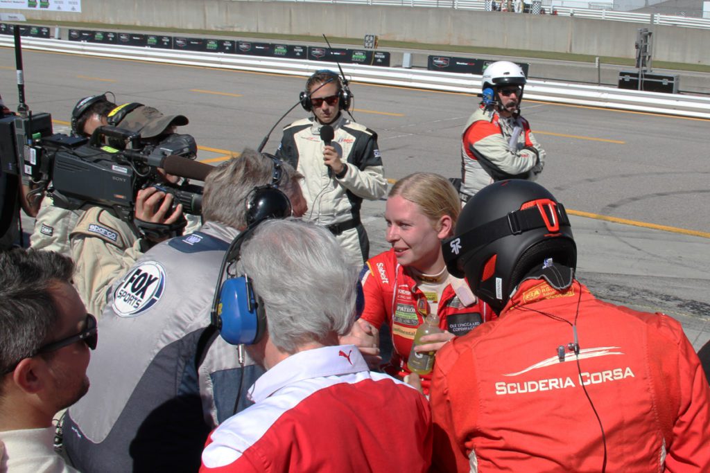 Christina Nielsen blev omsværmet af medier, da hun steg ud af bilen efter at have skrevet historie
