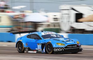 Den flotte Azurblå Aston Martin V12 Vantage som Christina stiller til start i ved Aston Martin Racing Festival på Le Mans