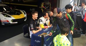 Nicolai Sylvest skreve mange autografer i Japan - nu gælder det VM-løbet i Kina