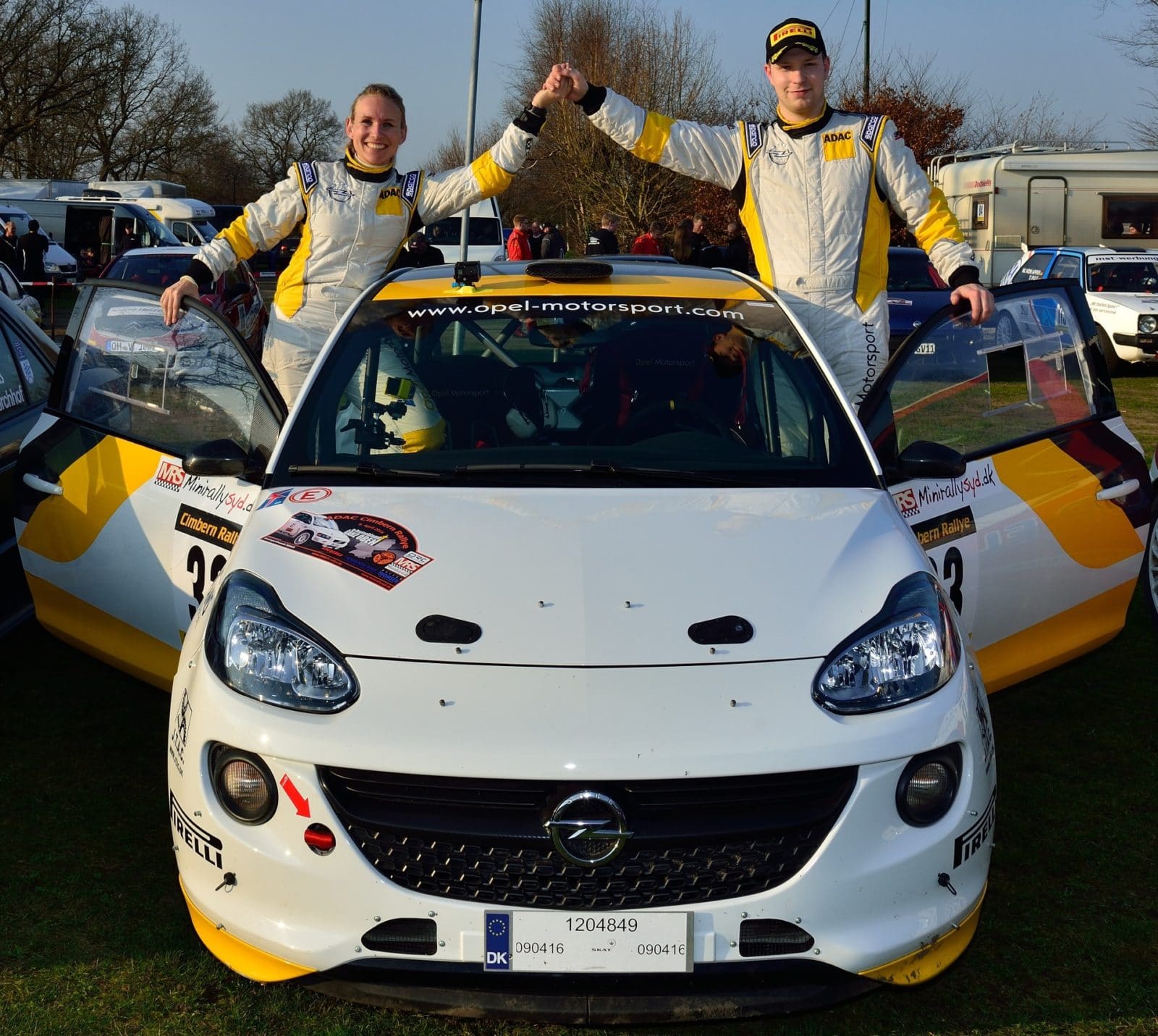Lykkelige og lettede: Jacob Madsen og Line Lykke Jensen glæder sig over sejren i første afdeling af danmarksmesterskabet, hvor en afkørsel med deres Opel ADAM let kunne have kostet dem løbet.