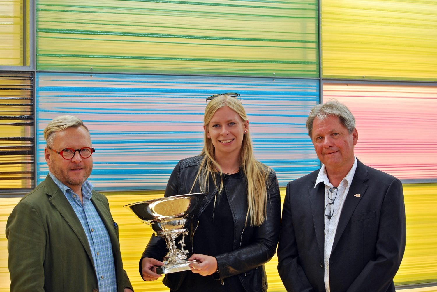 Foto: Kim Colding, Christina Nielsen og DASU's sportschef Bo Baltzer Nielsen ved overrækkelsen af vandrepokalen i Idrættens Hus.