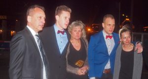 (14MNJLasseLSoerensenAaretsAsfaltbaneTalent13.jpg): - Lasse L. Sørensen blev støttet af sin motorsportsglade familie: Ruben, Lasse, Connie og Marco med kæresten: Simone Vetergaard Larsen.