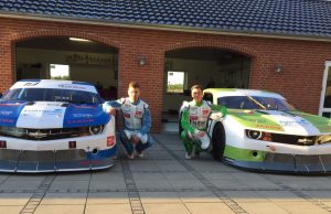 Nicholai Eberhard og Martin V. Jensen med deres nydekorerede biler