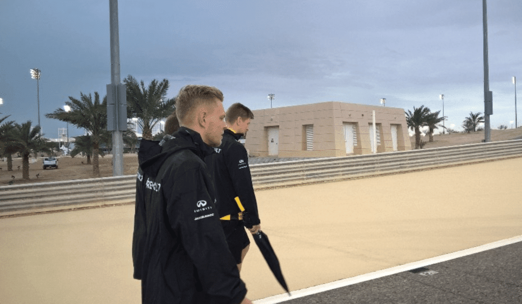 Kevin Magnussen går en tur på banen før Bahrains F1 Grandprix 2016