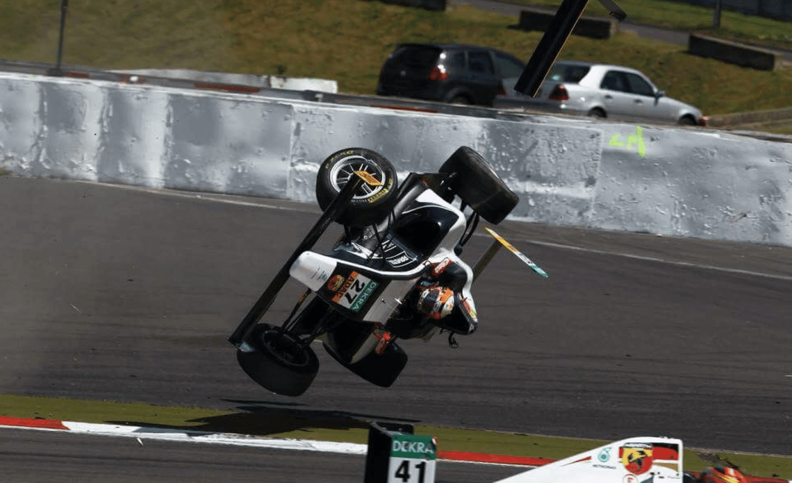 Nicklas Nielsen slap heldigt fra ulykken og har kun slået et ben. Hans F4-racer var imidlertid så skadet, at den heller ikke kunne deltage i weekendens to øvrige løb.