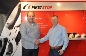 Foto: Brian Lund og Christian Siepmann giver her hånd på aftalen mellem FirstStop og SSC (Foto: FirstStop SSC)