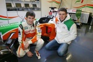 John R Hildebrand og Paul di Resta poserer i Force India-pitten