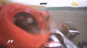 Kevin Magnussen ramte dækmuren hårdt - men gik selv fra raceren (screenshot)